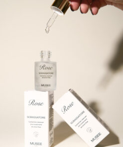 Sgrassatore per Ciglia è una soluzione innovativa e alcohol-free, progettata per rimuovere con estrema delicatezza e facilità sebo, trucco, prodotti oleosi e trattamenti cremosi delle ciglia e sopracciglia.