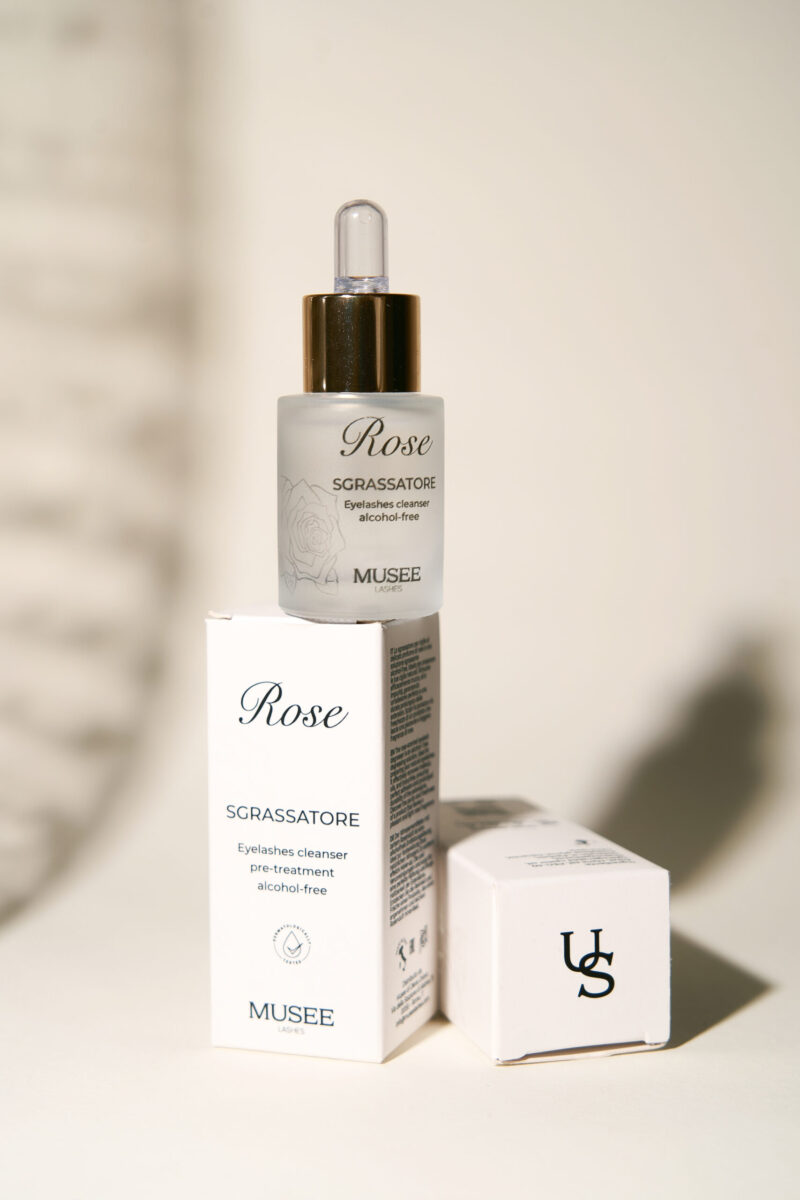 Sgrassatore per ciglia pretrattamento di trattamento di allungamento ciglia. Un prodotto esclusivamente per uso professionale.