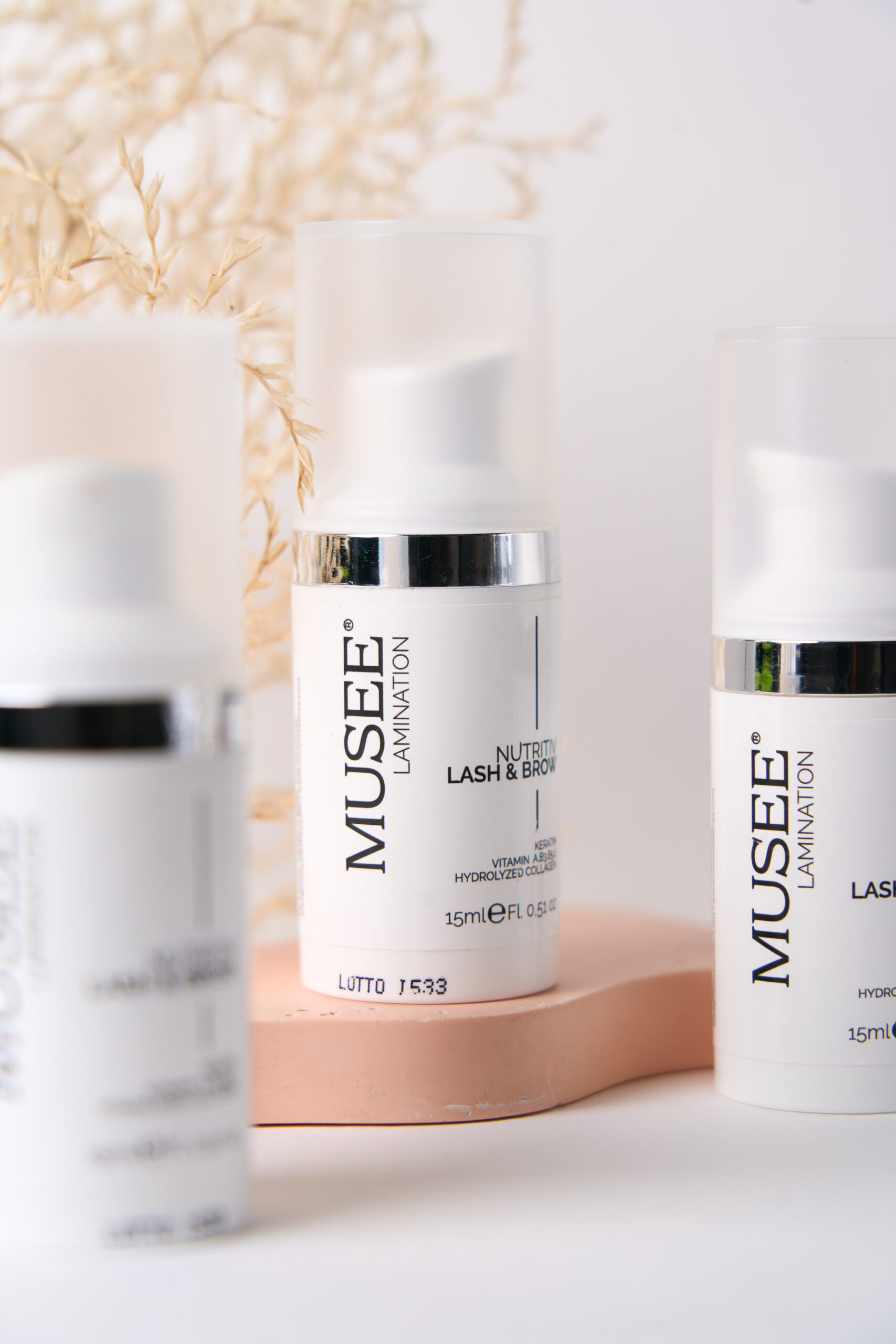 Nutritiv è un trattamento avanzato per la nutrizione e il rafforzamento delle ciglia durante la laminazione.