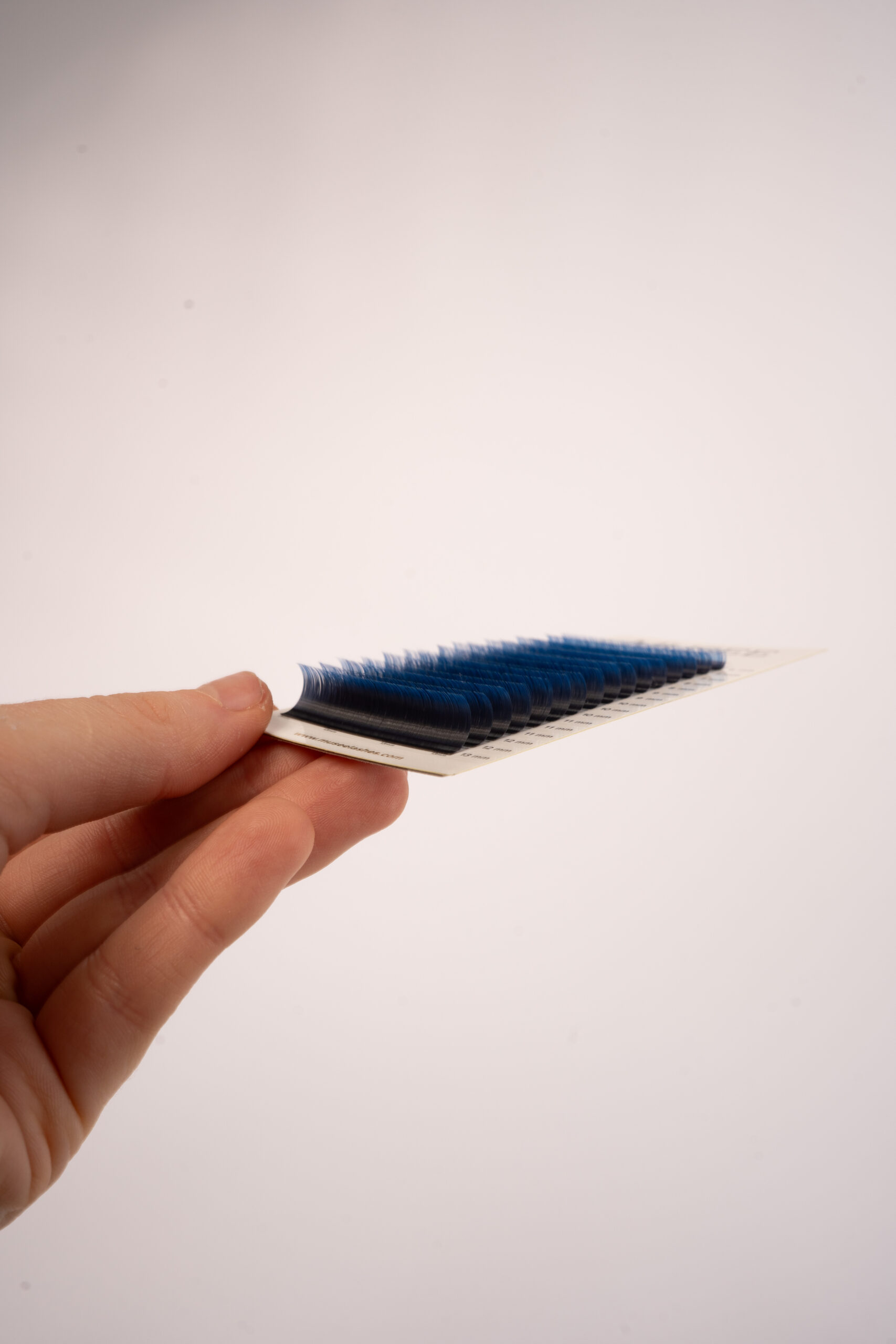 Confezione Museelashes con extension ciglia bicolor nero/blu in formato mix, strisce ordinate e pronte per l’applicazione.Uso professionale.