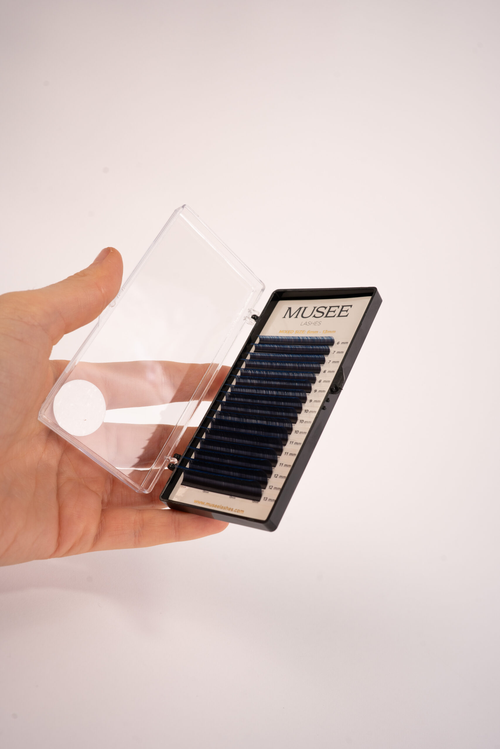 Confezione Museelashes con extension ciglia bicolor nero/blu in formato mix, strisce ordinate e pronte per l’applicazione.Uso professionale.